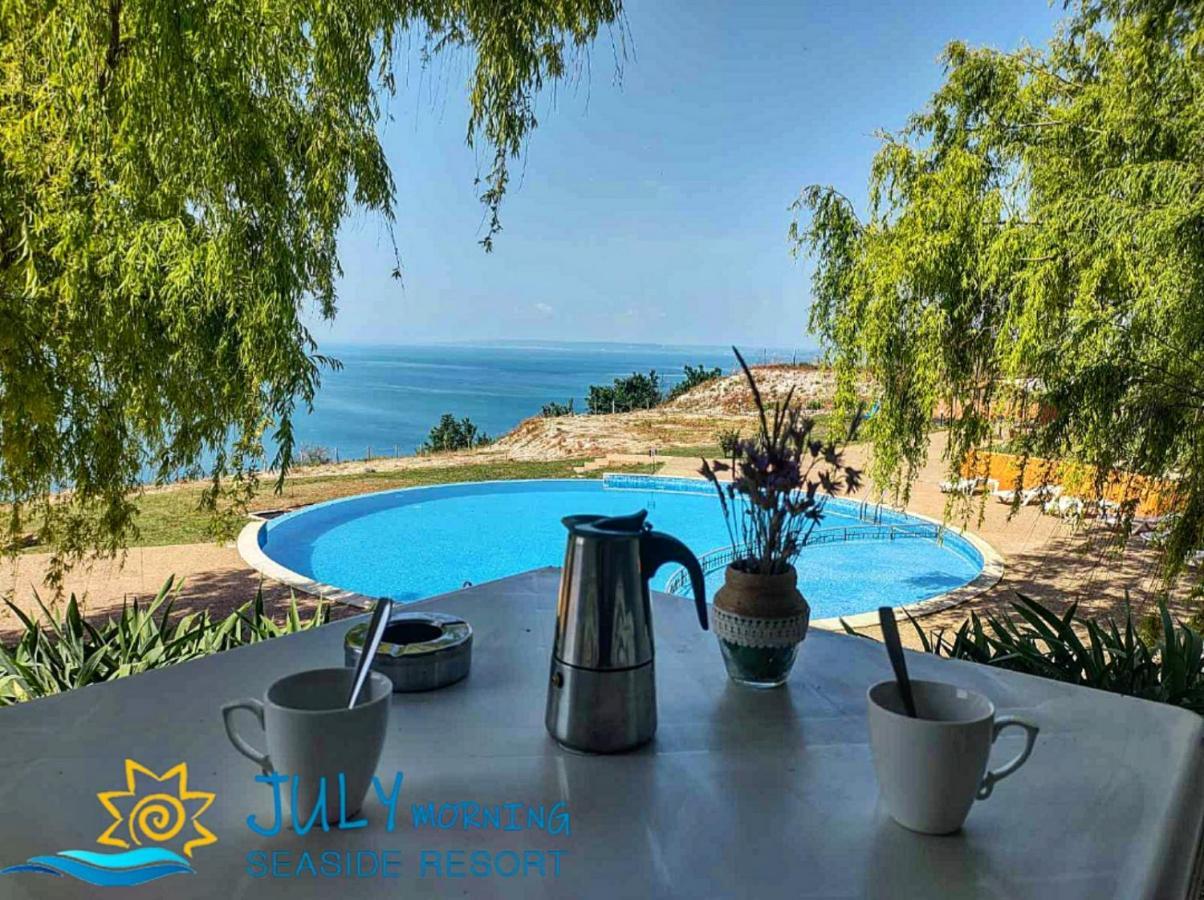 July Morning Seaside Resort Kavarna Bagian luar foto