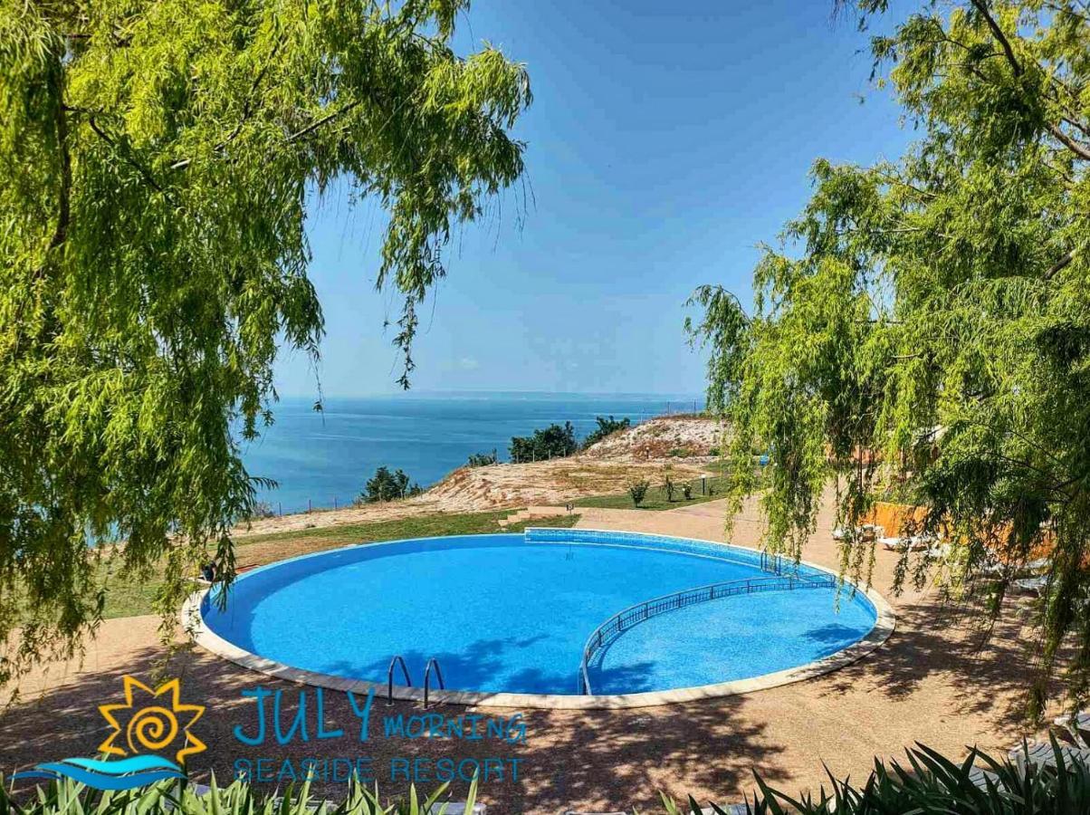 July Morning Seaside Resort Kavarna Bagian luar foto