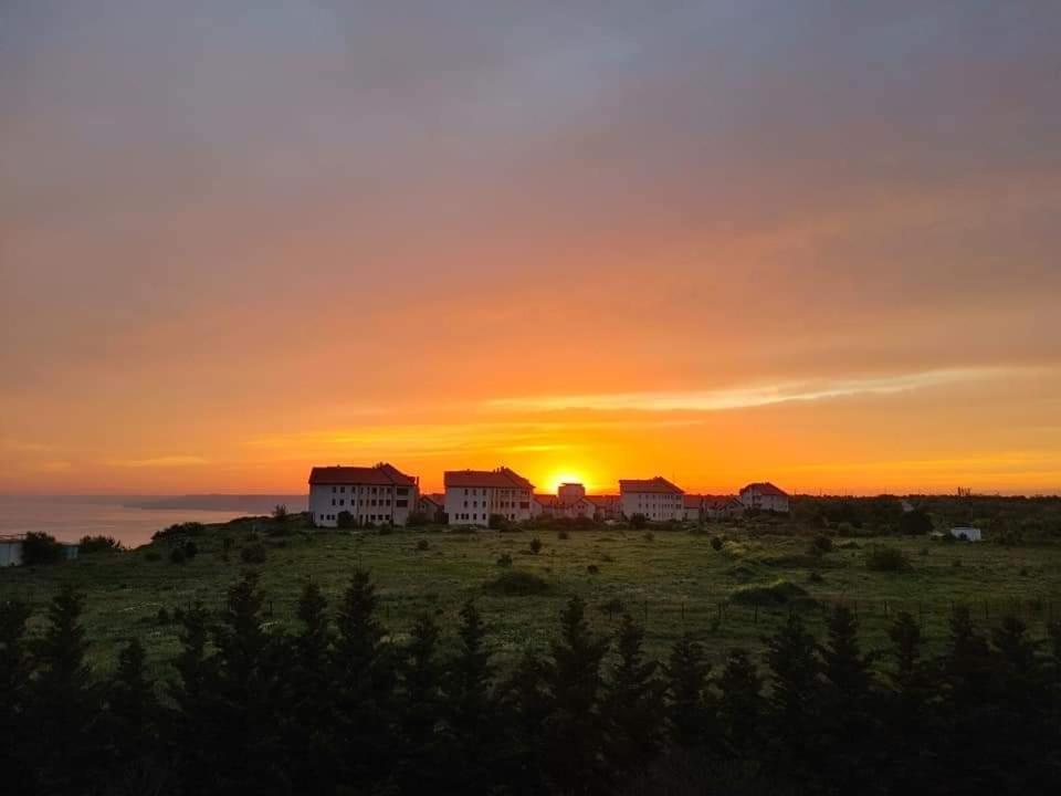 July Morning Seaside Resort Kavarna Bagian luar foto