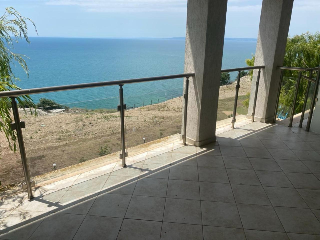 July Morning Seaside Resort Kavarna Bagian luar foto