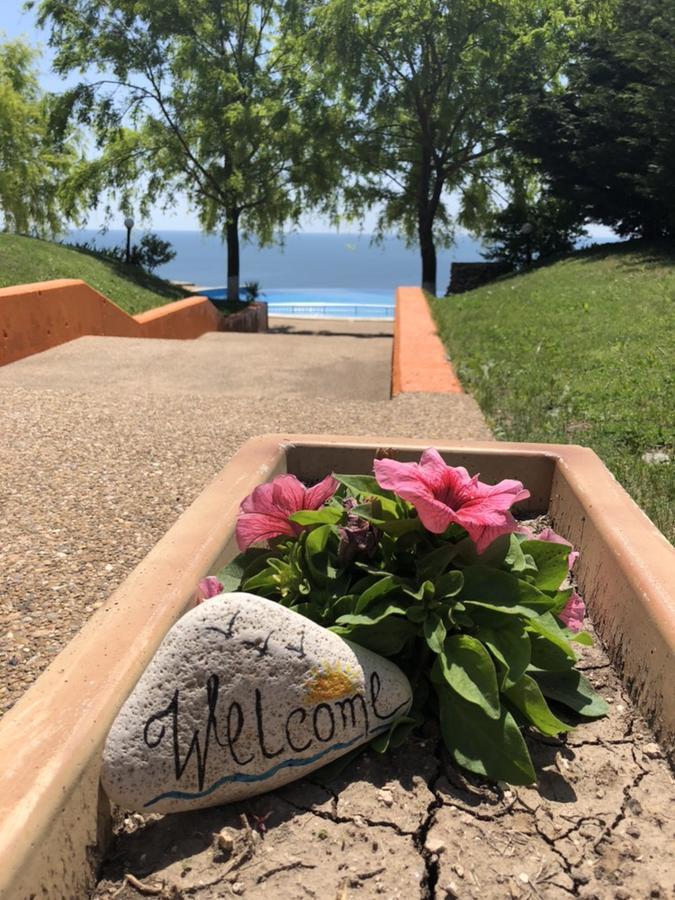 July Morning Seaside Resort Kavarna Bagian luar foto